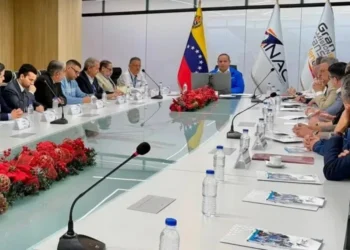 Gobierno venezolano reúne a aerolíneas para coordinar continuidad de vuelos