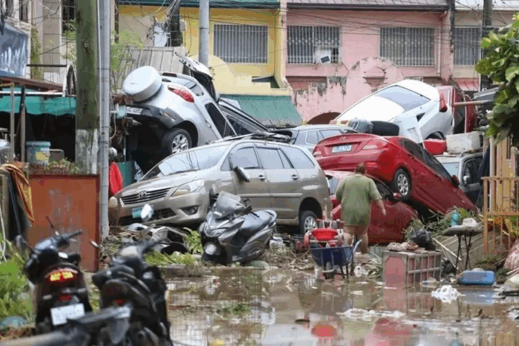 Tifón deja 114 muertos y más de un centenar de desaparecidos en Filipinas
