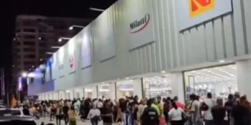 Largas colas y aglomeraciones marcan el inicio del Black Friday en Venezuela