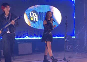Cori Adrianza  explora sus emociones con su nuevo tema “En un 2×3”