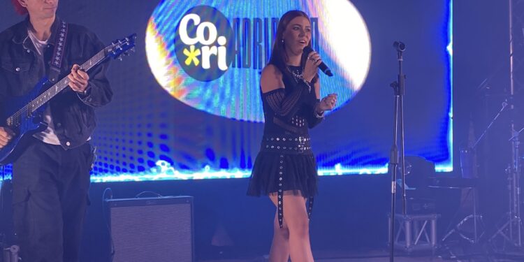 Cori Adrianza  explora sus emociones con su nuevo tema “En un 2×3”