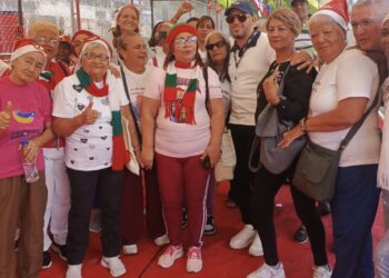 Influencers y 1win celebran la Navidad con abuelos de Caracas