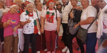 Influencers y 1win celebran la Navidad con abuelos de Caracas