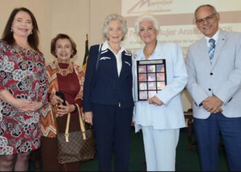 Reconocen a la empresaria Zonia Bezara de Atencio con el premio “Mujer Analítica 2025”