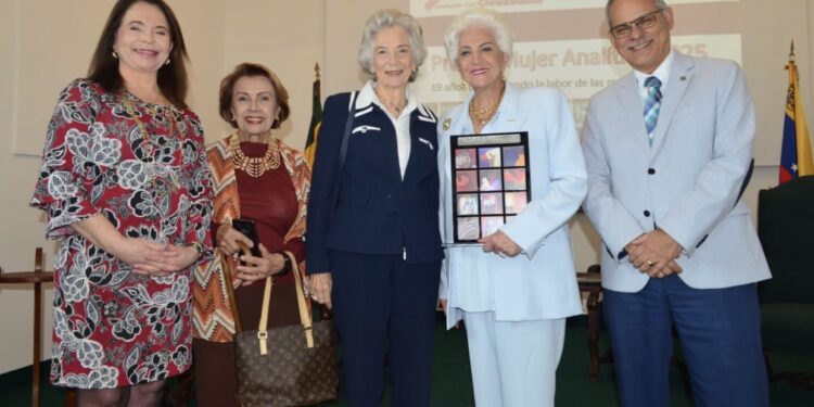 Reconocen a la empresaria Zonia Bezara de Atencio con el premio “Mujer Analítica 2025”