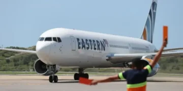 Llega a Venezuela avión con 175 migrantes desde USA en medio de crisis de vuelos