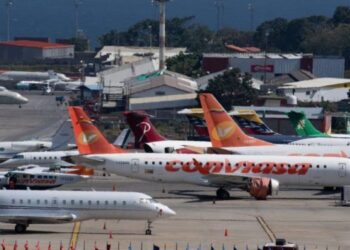 Venezuela cumple y revoca la concesión de varias aerolíneas, mientras EEUU sube la presión