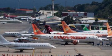 Venezuela insta a aerolíneas a reanudar sus vuelos antes del mediodía del miércoles