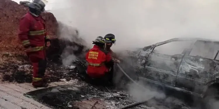 Tres personas resultaron afectadas por incendio de vehículo en Caracas