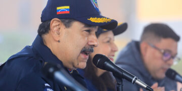 Maduro pide a la policía estudiar «todas las formas» de lucha armada