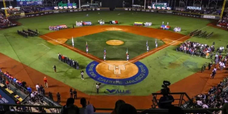 Tres personas resultaron afectadas por incendio de vehículo en Caracas