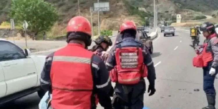 Un fallecido y dos heridos tras colisión en la autopista Caracas-La Guaira