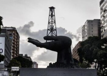 Gobierno venezolano pide a trabajadores a extremar vigilancia en instalaciones petroleras