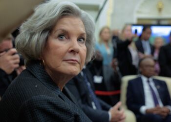 Trump quiere destruir lanchas hasta que Maduro se rinda, dice su jefa de gabinete