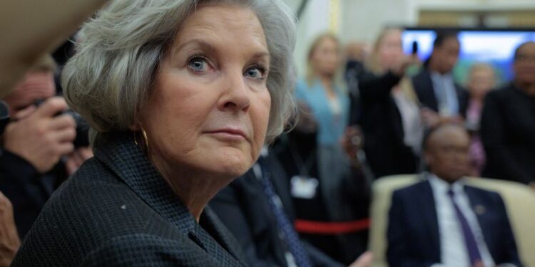 Trump quiere destruir lanchas hasta que Maduro se rinda, dice su jefa de gabinete