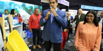 Maduro dice que «llueva, truene o relampaguee» los contratos con Chevron se cumplen