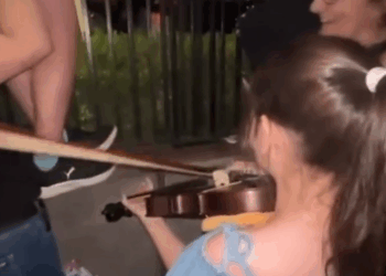 Una niña venezolana sorprende a Shakira al interpretar sus canciones con el violín (+Video)