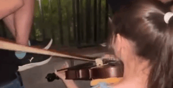 Una niña venezolana sorprende a Shakira al interpretar sus canciones con el violín (+Video)