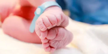 Rescatan a un bebé recién nacido en un bote de basura en Caracas