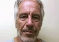 Departamento de Justicia de EE.UU. borró foto de Trump y Epstein de su web oficial