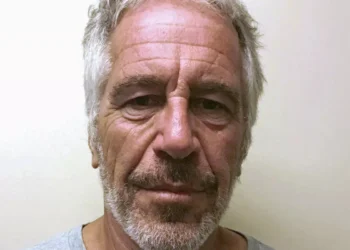 Departamento de Justicia de EE.UU. borró foto de Trump y Epstein de su web oficial