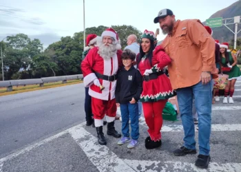 El Santa de la Cota Mil dio la bienvenida de la Navidad a los caraqueños (Fotos)