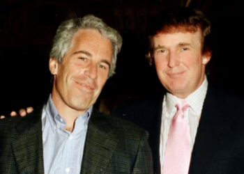 Los demócratas publican fotos de Trump rodeado de mujeres en la mansión de Epstein
