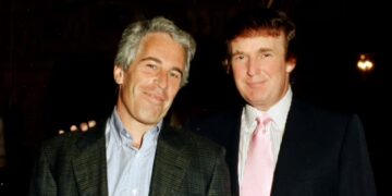 Los demócratas publican fotos de Trump rodeado de mujeres en la mansión de Epstein
