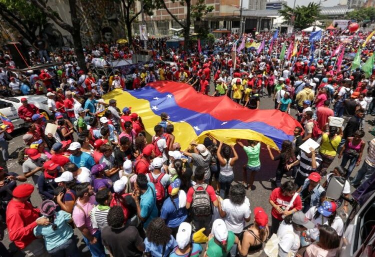 Chavistas se movilizan para exigir a EE.UU. que regrese a Venezuela a Maduro y Cilia Flores