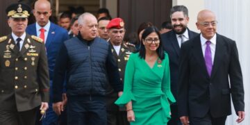 Delcy Rodríguez ordena una docena de cambios en el mando militar de Venezuela