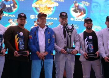 “El Potro” Álvarez fue reconocido por la Liga Venezolana de Béisbol por su labor y compromiso en la pelota criolla