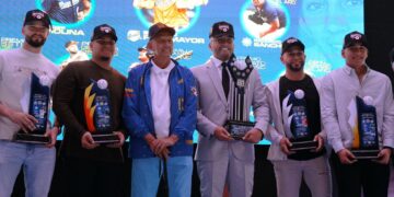 “El Potro” Álvarez fue reconocido por la Liga Venezolana de Béisbol por su labor y compromiso en la pelota criolla