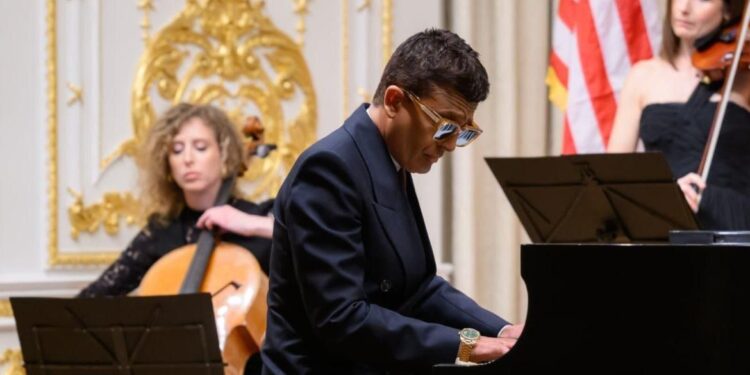 Debacle en el escenario: Omar Harfouch convoca solo al 10% y presenta tres músicos y un piano