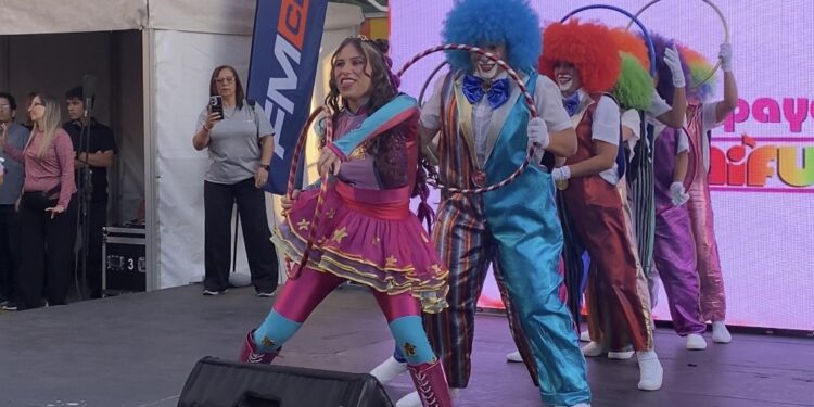 Alma el musical y las Payasitas Nifu Nifa se unen con el icónico tema “Hula Hoop”