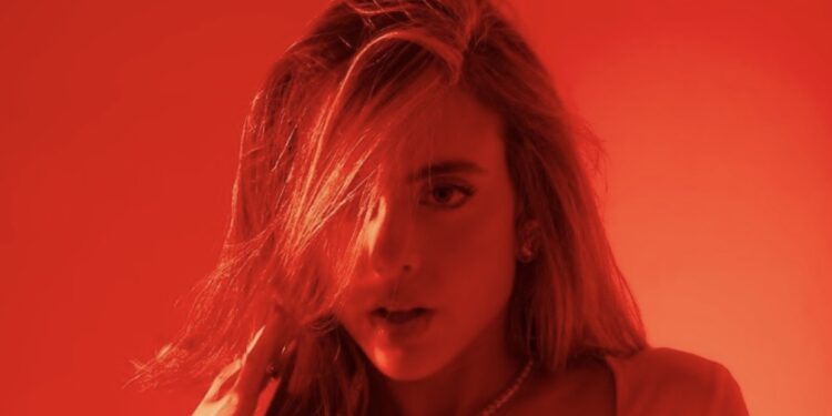 Katherine Coll estrena su tema «Hipnótica»