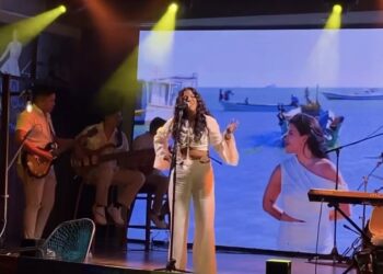 Jeszi debuta con “Bombillo” el primer sencillo promocional de su EP “Lo que nos contó el mar”