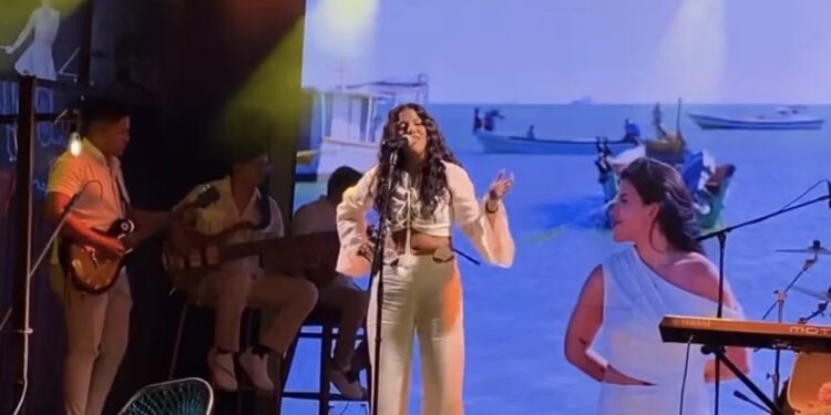 Jeszi debuta con “Bombillo” el primer sencillo promocional de su EP “Lo que nos contó el mar”