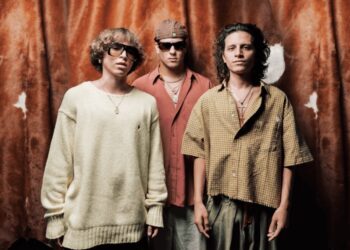 Tras poner la música en pausa para activar Movimiento Camina, LOS MENOR3S regresan con ‘CALLAÍTO SAFARI’