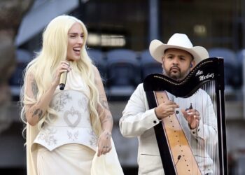 Arpamartínez impulsa el arpa venezolana junto a Elena Rose en la gira de Karol G